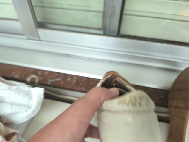 Zapatos deportivos blancos y marrones para mujer