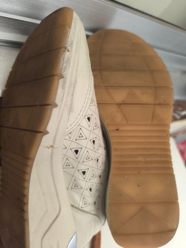 Zapatos deportivos blancos y marrones para mujer