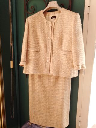 Traje de chaqueta y falda beige. Tipo Chanel