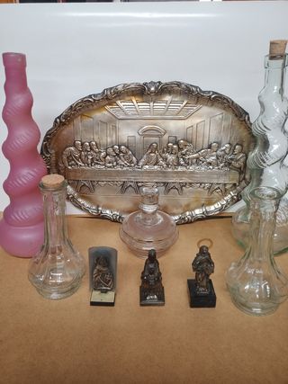 Botellas y figuras decorativas