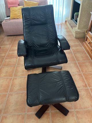 Sillón giratorio de piel con reposapiés