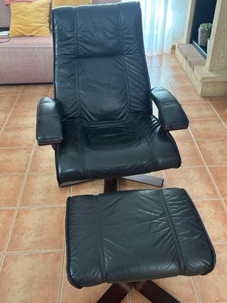 Sillón giratorio de piel con reposapiés