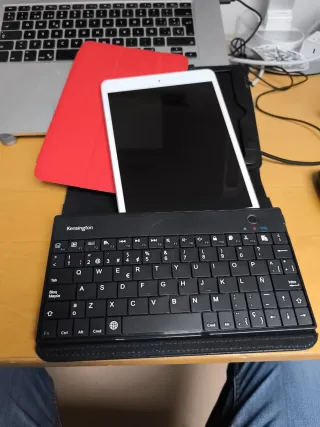 iPad 1ª Gen con Teclado Kensington y Funda Negra