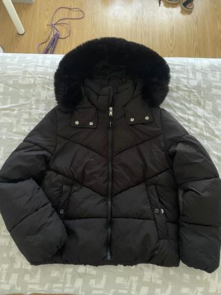 Abrigo Bershka Negro con Capucha
