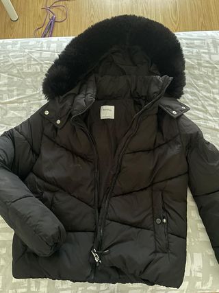 Abrigo Bershka Negro con Capucha