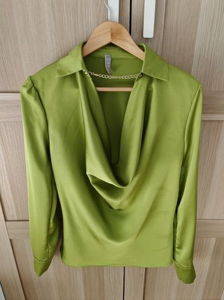 Blusa verde satinada con cadena