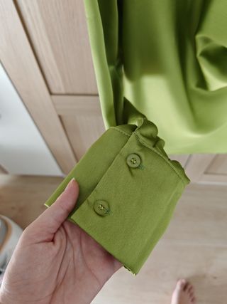 Blusa verde satinada con cadena