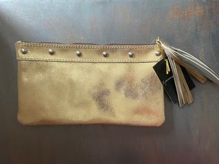 Bolso de piel dorado con tachuelas