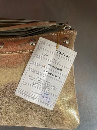 Bolso de piel dorado con tachuelas