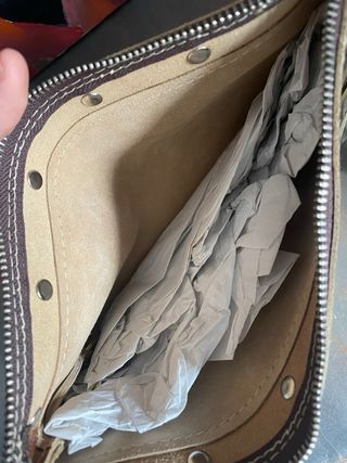 Bolso de piel dorado con tachuelas