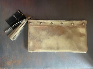 Bolso de piel dorado con tachuelas