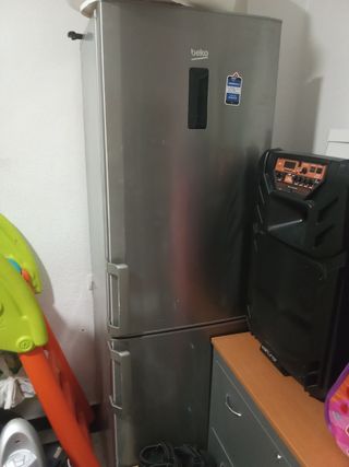 Nevera Beko como nueva le faltan algunas lejas