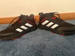 Zapatillas Adidas Baloncesto Negras y Rojas
