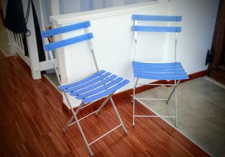 Due sedie pieghevoli in acciaio e plastica
