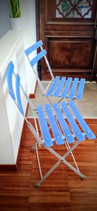 Due sedie pieghevoli in acciaio e plastica