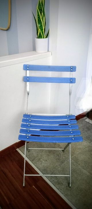 Due sedie pieghevoli in acciaio e plastica