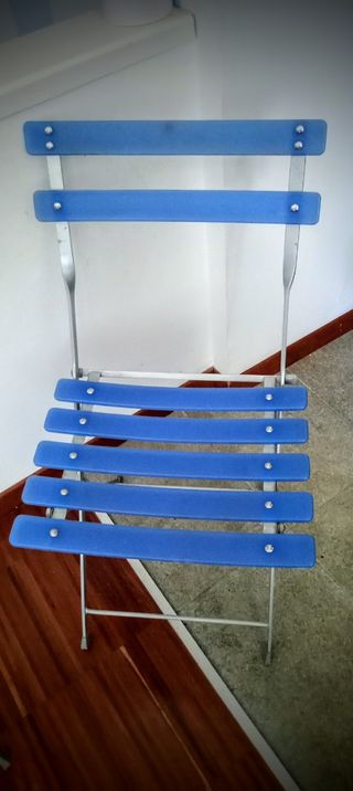 Due sedie pieghevoli in acciaio e plastica