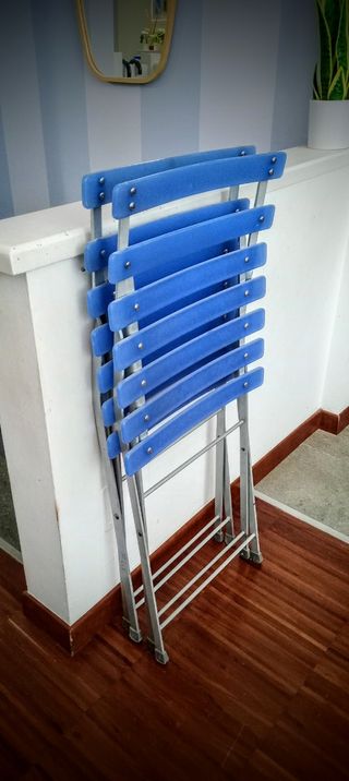 Due sedie pieghevoli in acciaio e plastica