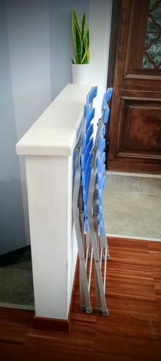 Due sedie pieghevoli in acciaio e plastica