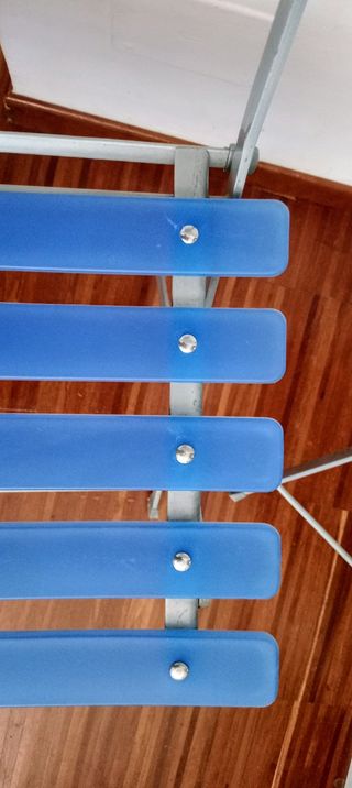 Due sedie pieghevoli in acciaio e plastica