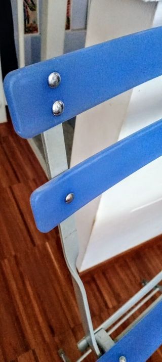 Due sedie pieghevoli in acciaio e plastica