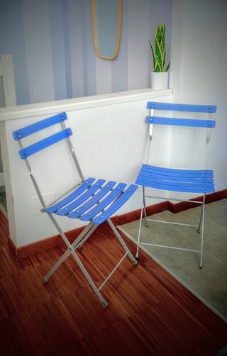 Due sedie pieghevoli in acciaio e plastica