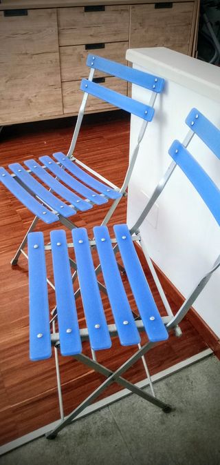 Due sedie pieghevoli in acciaio e plastica