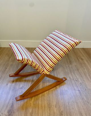 Reposapiés de madera multicolor