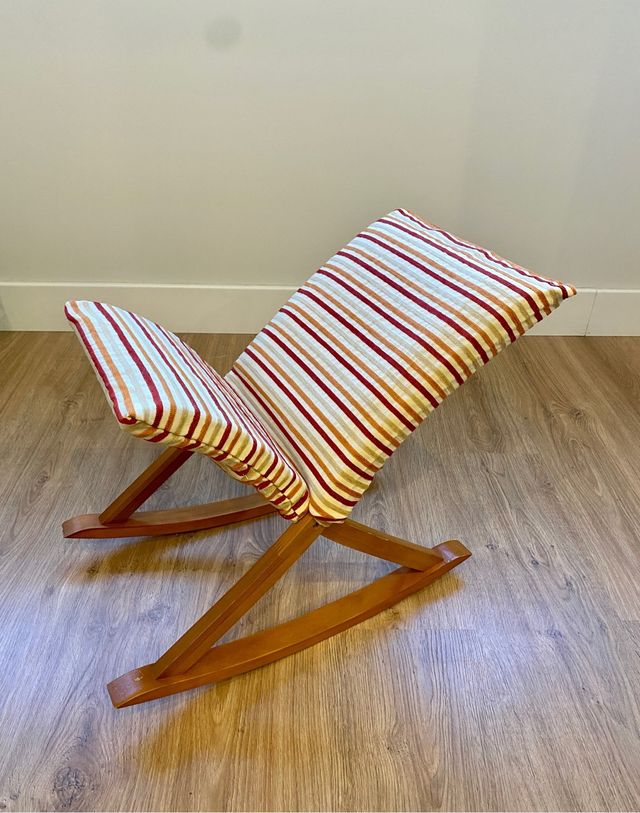 Reposapiés de madera multicolor