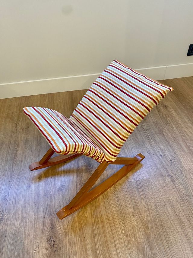 Reposapiés de madera multicolor