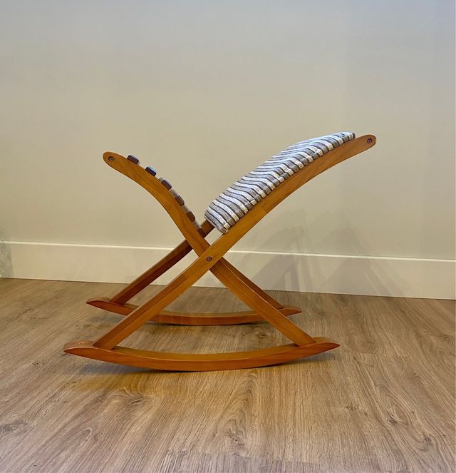 Reposapiés de madera multicolor