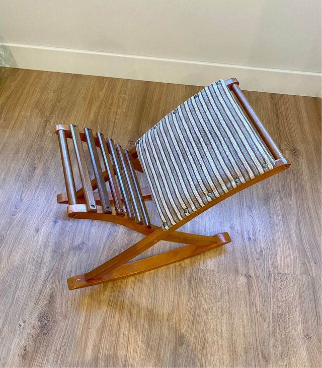 Reposapiés de madera multicolor