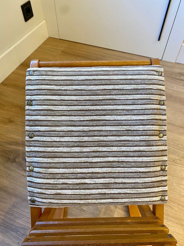 Reposapiés de madera multicolor