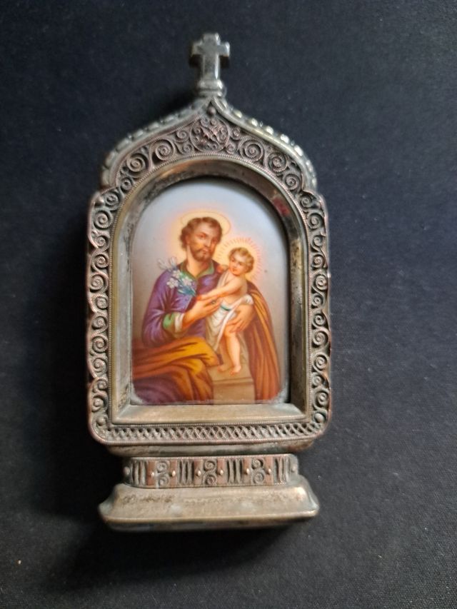 Capilla de metal, con imagen San  José Esmaltada.