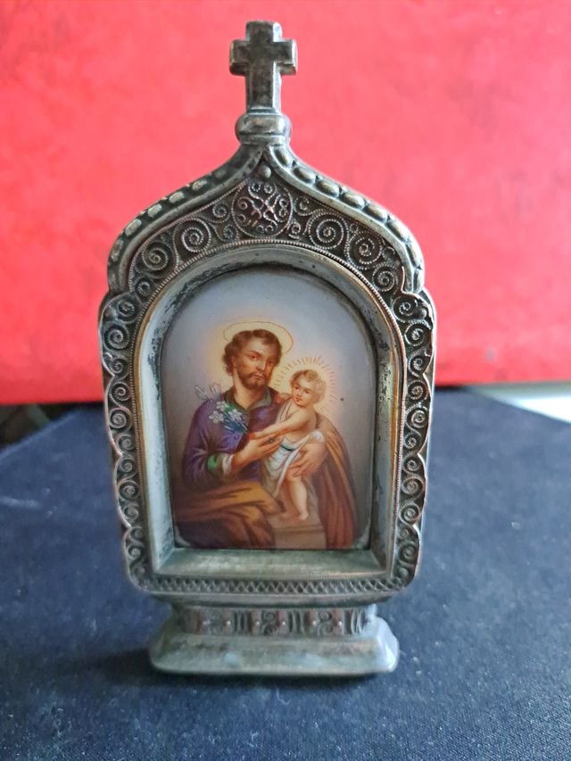 Capilla de metal, con imagen San  José Esmaltada.