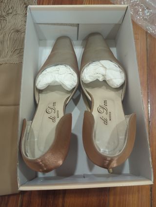 Zapatos de fiesta y chal a juego