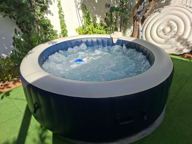 Jacuzzi inflable azul y beige