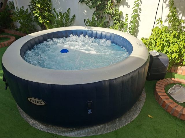 Jacuzzi inflable azul y beige