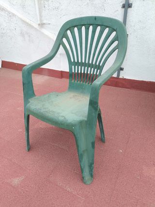 Silla de exterior de plástico verde