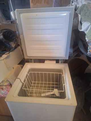 Congelador blanco con cesta marca saivod