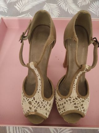 Zapatos de tacón beige y blanco