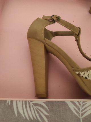 Zapatos de tacón beige y blanco
