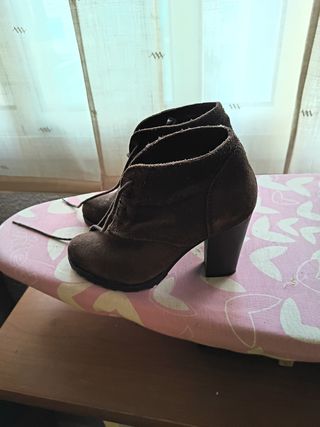 Botines de ante marrones