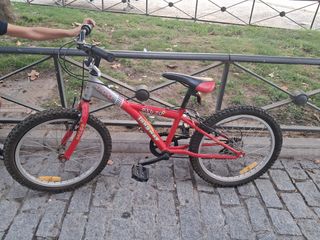 Bicicleta infantil roja