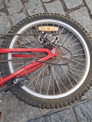Bicicleta infantil roja