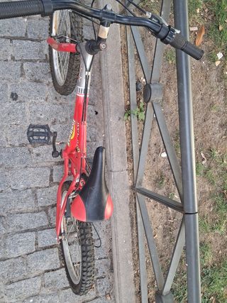Bicicleta infantil roja