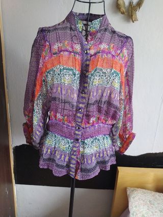 Blusa de seda morada con estampado