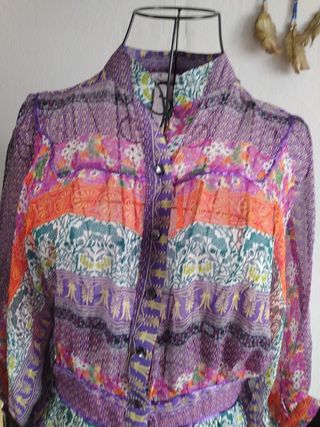 Blusa de seda morada con estampado