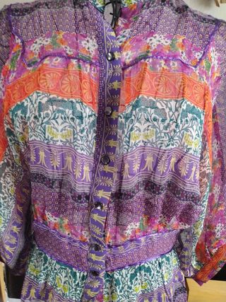 Blusa de seda morada con estampado