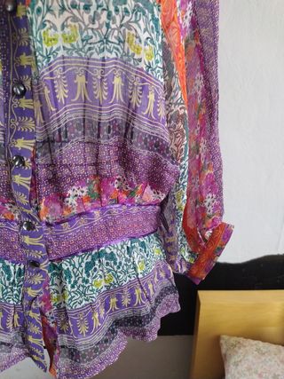 Blusa de seda morada con estampado